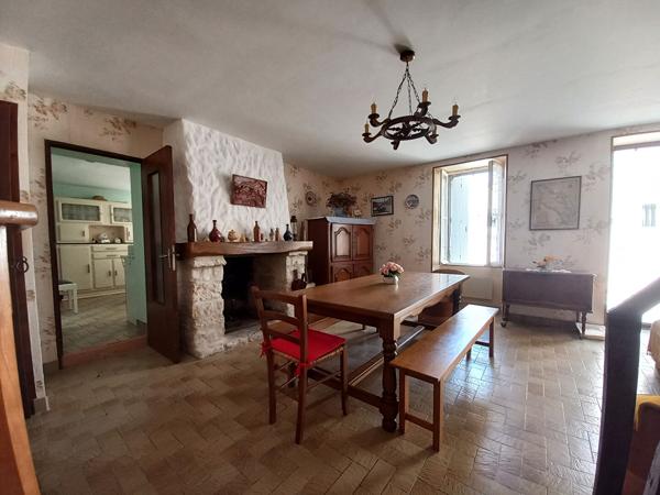 Charmante maison ancienne à rafraîchir avec terrasse, proche des commerces