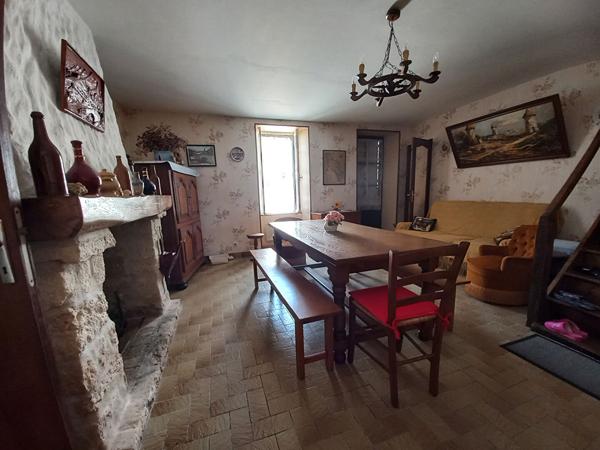 Charmante maison ancienne à rafraîchir avec terrasse, proche des commerces