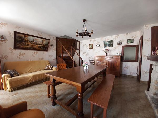 Charmante maison ancienne à rafraîchir avec terrasse, proche des commerces