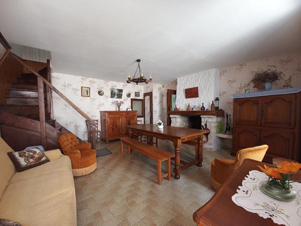 Charmante maison ancienne à rafraîchir avec terrasse, proche des commerces