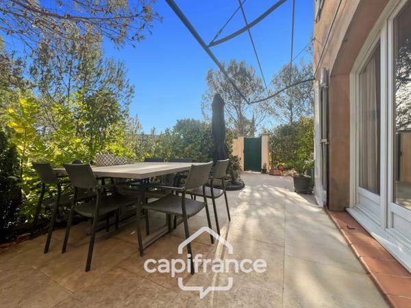 Domaine et golf de Pont royal maison de 63 m2 entièrement rénovée climatisée, bel extérieur,2/ 3 chambres, salle de bain et salle d'eau jardin , piscine résidentielle