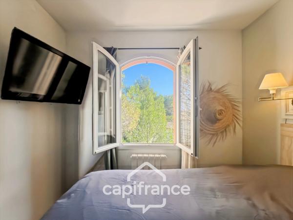 Domaine et golf de Pont royal maison de 63 m2 entièrement rénovée climatisée, bel extérieur,2/ 3 chambres, salle de bain et salle d'eau jardin , piscine résidentielle