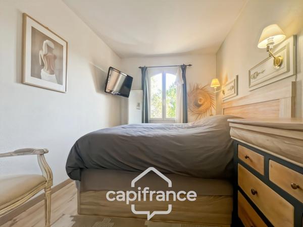 Domaine et golf de Pont royal maison de 63 m2 entièrement rénovée climatisée, bel extérieur,2/ 3 chambres, salle de bain et salle d'eau jardin , piscine résidentielle