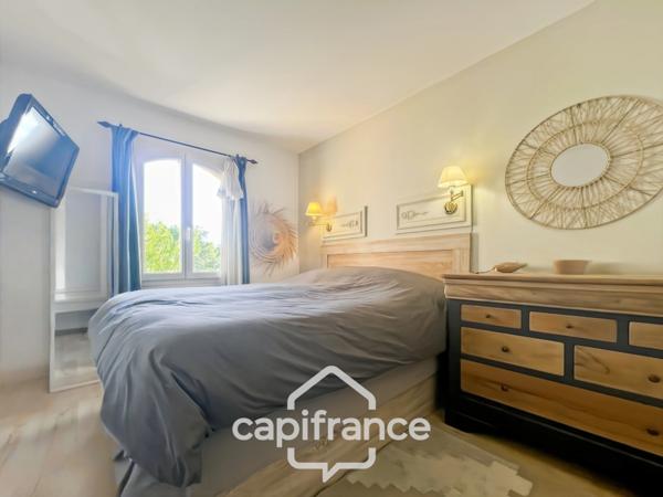 Domaine et golf de Pont royal maison de 63 m2 entièrement rénovée climatisée, bel extérieur,2/ 3 chambres, salle de bain et salle d'eau jardin , piscine résidentielle