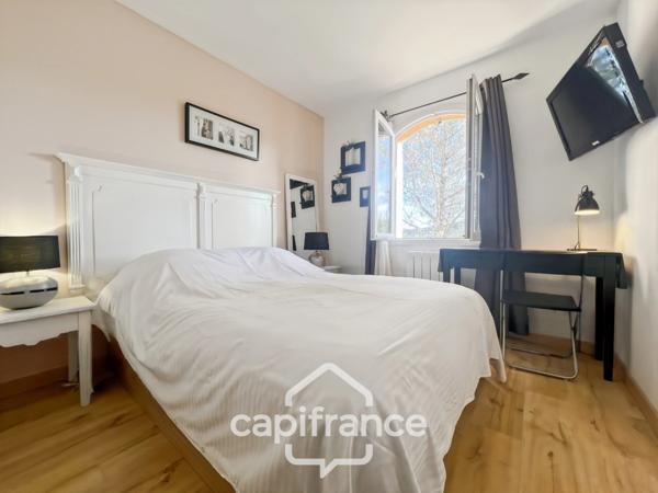 Domaine et golf de Pont royal maison de 63 m2 entièrement rénovée climatisée, bel extérieur,2/ 3 chambres, salle de bain et salle d'eau jardin , piscine résidentielle