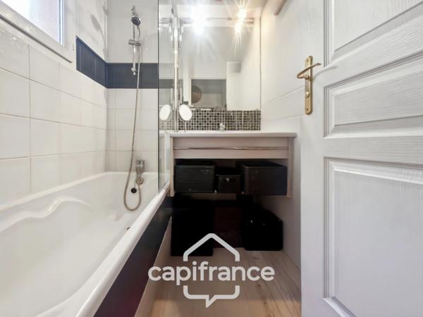 Domaine et golf de Pont royal maison de 63 m2 entièrement rénovée climatisée, bel extérieur,2/ 3 chambres, salle de bain et salle d'eau jardin , piscine résidentielle