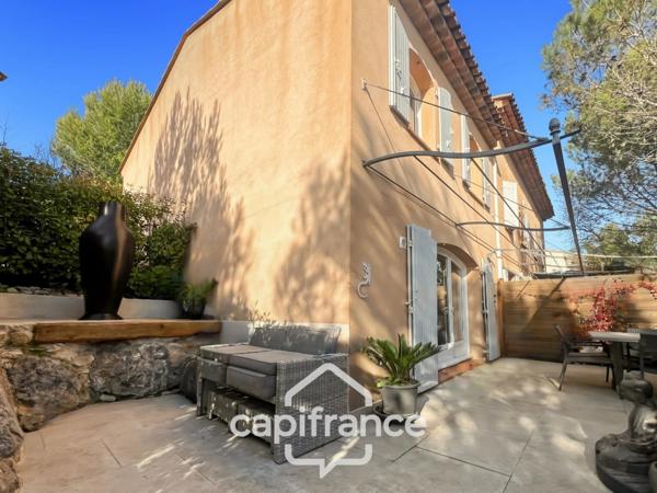 Domaine et golf de Pont royal maison de 63 m2 entièrement rénovée climatisée, bel extérieur,2/ 3 chambres, salle de bain et salle d'eau jardin , piscine résidentielle