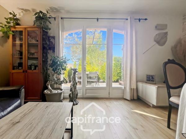 Domaine et golf de Pont royal maison de 63 m2 entièrement rénovée climatisée, bel extérieur,2/ 3 chambres, salle de bain et salle d'eau jardin , piscine résidentielle