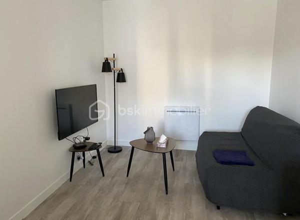Découvrez cet ensemble immobilier composé de deux appartements, offrant une bonne
rentabilité locative et une gestion sereine.
Appartement de type F3 : Appartement agréable comprenant une entrée, un salon-séjour lumineux, une cuisine, deux chambres ainsi qu’une salle d’eau avec WC.
Vendu loué en location meublée – Loyer mensuel : 690 €.

Studio : Charmant studio meublé comprenant une entrée, une pièce de vie avec coin cuisine, ainsi qu’une salle d’eau avec WC.
Vendu libre de toute occupation – Loyer mensuel possible : 500 €.
Cet ensemble constitue une opportunité idéale pour un investisseur à la recherche d’un revenu locatif immédiat et d’un placement sécurisé.
Situé dans un secteur recherché, proche des commerces, transports et commodités, il présente un excellent potentiel patrimonial.