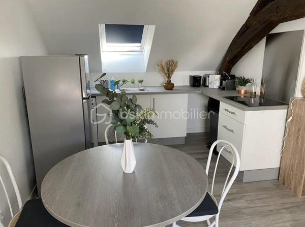 Découvrez cet ensemble immobilier composé de deux appartements, offrant une bonne
rentabilité locative et une gestion sereine.
Appartement de type F3 : Appartement agréable comprenant une entrée, un salon-séjour lumineux, une cuisine, deux chambres ainsi qu’une salle d’eau avec WC.
Vendu loué en location meublée – Loyer mensuel : 690 €.

Studio : Charmant studio meublé comprenant une entrée, une pièce de vie avec coin cuisine, ainsi qu’une salle d’eau avec WC.
Vendu libre de toute occupation – Loyer mensuel possible : 500 €.
Cet ensemble constitue une opportunité idéale pour un investisseur à la recherche d’un revenu locatif immédiat et d’un placement sécurisé.
Situé dans un secteur recherché, proche des commerces, transports et commodités, il présente un excellent potentiel patrimonial.