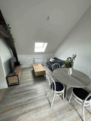 Découvrez cet ensemble immobilier composé de deux appartements, offrant une bonne
rentabilité locative et une gestion sereine.
Appartement de type F3 : Appartement agréable comprenant une entrée, un salon-séjour lumineux, une cuisine, deux chambres ainsi qu’une salle d’eau avec WC.
Vendu loué en location meublée – Loyer mensuel : 690 €.

Studio : Charmant studio meublé comprenant une entrée, une pièce de vie avec coin cuisine, ainsi qu’une salle d’eau avec WC.
Vendu libre de toute occupation – Loyer mensuel possible : 500 €.
Cet ensemble constitue une opportunité idéale pour un investisseur à la recherche d’un revenu locatif immédiat et d’un placement sécurisé.
Situé dans un secteur recherché, proche des commerces, transports et commodités, il présente un excellent potentiel patrimonial.