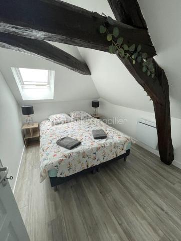 Découvrez cet ensemble immobilier composé de deux appartements, offrant une bonne
rentabilité locative et une gestion sereine.
Appartement de type F3 : Appartement agréable comprenant une entrée, un salon-séjour lumineux, une cuisine, deux chambres ainsi qu’une salle d’eau avec WC.
Vendu loué en location meublée – Loyer mensuel : 690 €.

Studio : Charmant studio meublé comprenant une entrée, une pièce de vie avec coin cuisine, ainsi qu’une salle d’eau avec WC.
Vendu libre de toute occupation – Loyer mensuel possible : 500 €.
Cet ensemble constitue une opportunité idéale pour un investisseur à la recherche d’un revenu locatif immédiat et d’un placement sécurisé.
Situé dans un secteur recherché, proche des commerces, transports et commodités, il présente un excellent potentiel patrimonial.