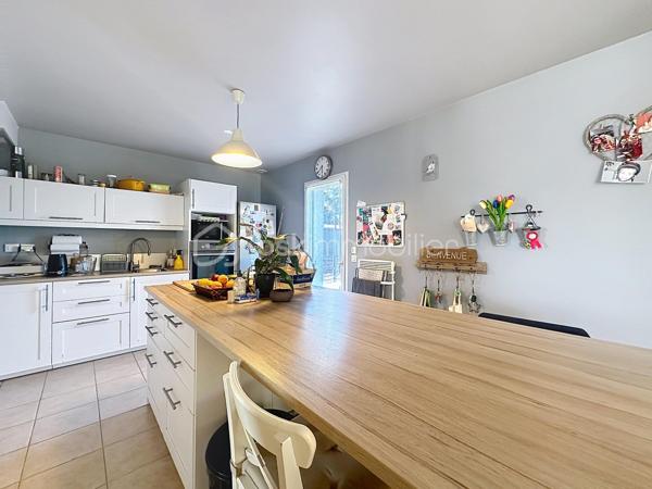 MANUEL PICOT IMMOBILIER VOUS PRÉSENTE 
L’IMMOBILIER AVEC LE CŒUR !
⸻
« Le verger qui vous nourrit. Le soleil qui vous paie.
Une maison qui donne plus qu’elle ne demande. »
⸻
Giberville (14730) — aux portes de Caen
Maison de 5 pièces / 3 chambres
Construite en 2007 — bien entretenue, toiture en parfait état
Jardin clos de 608 m² avec arbres fruitiers 
Panneaux photovoltaïques — jusqu’à 800€/an de revenus 
⸻
ON POUSSE LA PORTE.
Et tout de suite, cette lumière qui vous accueille.
La pièce de vie s’ouvre sur la terrasse, puis sur le jardin.
Pas un jardin décoratif. Un vrai jardin. Un jardin qu’on habite.
Bienvenue chez vous.
⸻
LA PIÈCE DE VIE
43 m² environ, lumineuse, ouverte sur l’extérieur.
La cuisine, aménagée et équipée, s’installe naturellement dans l’espace.
⸻
LE POÊLE À GRANULÉS
Bien placé, il chauffe toute la maison.
Autrement dit : le confort, sans la facture qui donne des sueurs froides en hiver.
⸻
LE BUREAU MALIN (8 m² environ)
Avec sa salle d’eau et sa belle douche juste à côté.
De quoi imaginer une vie de plain-pied.
Ou transformer la pièce en chambre d’appoint le temps d’un week-end, d’une naissance, d’un parent qui reste dormir.
Un lit, un canapé convertible, et le tour est joué.
Un wc indépendant complète ce niveau.
⸻
À L’ÉTAGE 
Trois belles chambres, dont une avec son coin dressing. Le genre de détail qu’on ne remarque qu’une fois qu’on l’a.
La salle de bain : baignoire, vasque, wc.
Tout est là. Rien ne manque.
⸻
LES PANNEAUX PHOTOVOLTAÏQUES. ON EN PARLE ?
Une toiture en parfait état, nettoyée il y a seulement 2 ans.
Et posée dessus : une production qui rapporte en moyenne 800€ par an.
Autrement dit : vous n’achetez pas juste une maison saine.
Vous achetez une maison qui vous paie pour y habiter.
Ça, ce n’est pas un argument marketing. C’est une réalité !  
⸻
LE SOUS-SOL COMPLET
Garage, stationnement, stockage, bricolage.
L’espace qu’on cherche toujours et qu’on ne trouve jamais… sauf ici.
⸻
LE JARDIN DE 608 m² CLOS
Cerisier, pêcher, pommier, poirier, noisetier.
De quoi faire des confitures qu’on n’achète jamais en magasin.
⸻
LES ATOUTS QUI FONT TOUTE LA DIFFÉRENCE
Secteur très recherché 
Construite en 2007 — toiture en parfait état, nettoyée il y a 2 ans
Jardin clos de 608 m² planté d’arbres fruitiers 
Panneaux photovoltaïques — jusqu’à 800€/an de revenus 
Poêle à granulés — chauffage économique de toute la maison
Pièce de vie de 43 m² avec cuisine aménagée et équipée
Bureau/chambre d’appoint de 8 m² avec salle d’eau privative
3 chambres dont une avec dressing
Sous-sol complet avec garage
Ballon d’eau chaude récent (3 ans) + fibre optique
Ouvertures électriques au rez-de-chaussée
⸻
MANUEL PICOT IMMOBILIER
L'IMMOBILIER AVEC LE COEUR !