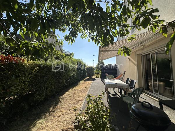 MANUEL PICOT IMMOBILIER VOUS PRÉSENTE 
L’IMMOBILIER AVEC LE CŒUR !
⸻
« Le verger qui vous nourrit. Le soleil qui vous paie.
Une maison qui donne plus qu’elle ne demande. »
⸻
Giberville (14730) — aux portes de Caen
Maison de 5 pièces / 3 chambres
Construite en 2007 — bien entretenue, toiture en parfait état
Jardin clos de 608 m² avec arbres fruitiers 
Panneaux photovoltaïques — jusqu’à 800€/an de revenus 
⸻
ON POUSSE LA PORTE.
Et tout de suite, cette lumière qui vous accueille.
La pièce de vie s’ouvre sur la terrasse, puis sur le jardin.
Pas un jardin décoratif. Un vrai jardin. Un jardin qu’on habite.
Bienvenue chez vous.
⸻
LA PIÈCE DE VIE
43 m² environ, lumineuse, ouverte sur l’extérieur.
La cuisine, aménagée et équipée, s’installe naturellement dans l’espace.
⸻
LE POÊLE À GRANULÉS
Bien placé, il chauffe toute la maison.
Autrement dit : le confort, sans la facture qui donne des sueurs froides en hiver.
⸻
LE BUREAU MALIN (8 m² environ)
Avec sa salle d’eau et sa belle douche juste à côté.
De quoi imaginer une vie de plain-pied.
Ou transformer la pièce en chambre d’appoint le temps d’un week-end, d’une naissance, d’un parent qui reste dormir.
Un lit, un canapé convertible, et le tour est joué.
Un wc indépendant complète ce niveau.
⸻
À L’ÉTAGE 
Trois belles chambres, dont une avec son coin dressing. Le genre de détail qu’on ne remarque qu’une fois qu’on l’a.
La salle de bain : baignoire, vasque, wc.
Tout est là. Rien ne manque.
⸻
LES PANNEAUX PHOTOVOLTAÏQUES. ON EN PARLE ?
Une toiture en parfait état, nettoyée il y a seulement 2 ans.
Et posée dessus : une production qui rapporte en moyenne 800€ par an.
Autrement dit : vous n’achetez pas juste une maison saine.
Vous achetez une maison qui vous paie pour y habiter.
Ça, ce n’est pas un argument marketing. C’est une réalité !  
⸻
LE SOUS-SOL COMPLET
Garage, stationnement, stockage, bricolage.
L’espace qu’on cherche toujours et qu’on ne trouve jamais… sauf ici.
⸻
LE JARDIN DE 608 m² CLOS
Cerisier, pêcher, pommier, poirier, noisetier.
De quoi faire des confitures qu’on n’achète jamais en magasin.
⸻
LES ATOUTS QUI FONT TOUTE LA DIFFÉRENCE
Secteur très recherché 
Construite en 2007 — toiture en parfait état, nettoyée il y a 2 ans
Jardin clos de 608 m² planté d’arbres fruitiers 
Panneaux photovoltaïques — jusqu’à 800€/an de revenus 
Poêle à granulés — chauffage économique de toute la maison
Pièce de vie de 43 m² avec cuisine aménagée et équipée
Bureau/chambre d’appoint de 8 m² avec salle d’eau privative
3 chambres dont une avec dressing
Sous-sol complet avec garage
Ballon d’eau chaude récent (3 ans) + fibre optique
Ouvertures électriques au rez-de-chaussée
⸻
MANUEL PICOT IMMOBILIER
L'IMMOBILIER AVEC LE COEUR !