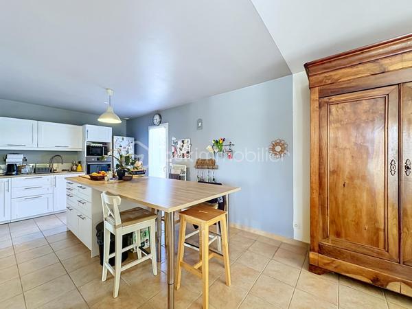MANUEL PICOT IMMOBILIER VOUS PRÉSENTE 
L’IMMOBILIER AVEC LE CŒUR !
⸻
« Le verger qui vous nourrit. Le soleil qui vous paie.
Une maison qui donne plus qu’elle ne demande. »
⸻
Giberville (14730) — aux portes de Caen
Maison de 5 pièces / 3 chambres
Construite en 2007 — bien entretenue, toiture en parfait état
Jardin clos de 608 m² avec arbres fruitiers 
Panneaux photovoltaïques — jusqu’à 800€/an de revenus 
⸻
ON POUSSE LA PORTE.
Et tout de suite, cette lumière qui vous accueille.
La pièce de vie s’ouvre sur la terrasse, puis sur le jardin.
Pas un jardin décoratif. Un vrai jardin. Un jardin qu’on habite.
Bienvenue chez vous.
⸻
LA PIÈCE DE VIE
43 m² environ, lumineuse, ouverte sur l’extérieur.
La cuisine, aménagée et équipée, s’installe naturellement dans l’espace.
⸻
LE POÊLE À GRANULÉS
Bien placé, il chauffe toute la maison.
Autrement dit : le confort, sans la facture qui donne des sueurs froides en hiver.
⸻
LE BUREAU MALIN (8 m² environ)
Avec sa salle d’eau et sa belle douche juste à côté.
De quoi imaginer une vie de plain-pied.
Ou transformer la pièce en chambre d’appoint le temps d’un week-end, d’une naissance, d’un parent qui reste dormir.
Un lit, un canapé convertible, et le tour est joué.
Un wc indépendant complète ce niveau.
⸻
À L’ÉTAGE 
Trois belles chambres, dont une avec son coin dressing. Le genre de détail qu’on ne remarque qu’une fois qu’on l’a.
La salle de bain : baignoire, vasque, wc.
Tout est là. Rien ne manque.
⸻
LES PANNEAUX PHOTOVOLTAÏQUES. ON EN PARLE ?
Une toiture en parfait état, nettoyée il y a seulement 2 ans.
Et posée dessus : une production qui rapporte en moyenne 800€ par an.
Autrement dit : vous n’achetez pas juste une maison saine.
Vous achetez une maison qui vous paie pour y habiter.
Ça, ce n’est pas un argument marketing. C’est une réalité !  
⸻
LE SOUS-SOL COMPLET
Garage, stationnement, stockage, bricolage.
L’espace qu’on cherche toujours et qu’on ne trouve jamais… sauf ici.
⸻
LE JARDIN DE 608 m² CLOS
Cerisier, pêcher, pommier, poirier, noisetier.
De quoi faire des confitures qu’on n’achète jamais en magasin.
⸻
LES ATOUTS QUI FONT TOUTE LA DIFFÉRENCE
Secteur très recherché 
Construite en 2007 — toiture en parfait état, nettoyée il y a 2 ans
Jardin clos de 608 m² planté d’arbres fruitiers 
Panneaux photovoltaïques — jusqu’à 800€/an de revenus 
Poêle à granulés — chauffage économique de toute la maison
Pièce de vie de 43 m² avec cuisine aménagée et équipée
Bureau/chambre d’appoint de 8 m² avec salle d’eau privative
3 chambres dont une avec dressing
Sous-sol complet avec garage
Ballon d’eau chaude récent (3 ans) + fibre optique
Ouvertures électriques au rez-de-chaussée
⸻
MANUEL PICOT IMMOBILIER
L'IMMOBILIER AVEC LE COEUR !