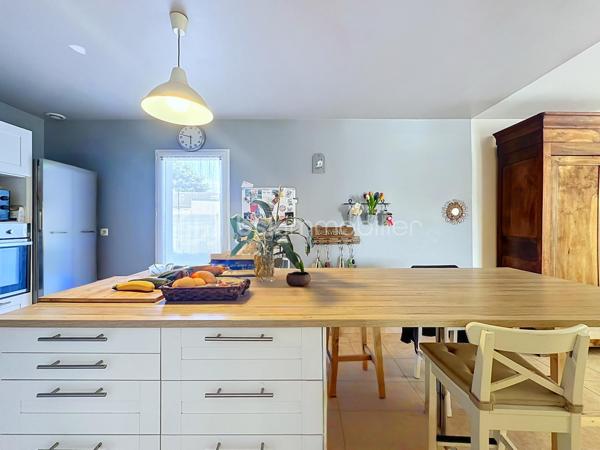 MANUEL PICOT IMMOBILIER VOUS PRÉSENTE 
L’IMMOBILIER AVEC LE CŒUR !
⸻
« Le verger qui vous nourrit. Le soleil qui vous paie.
Une maison qui donne plus qu’elle ne demande. »
⸻
Giberville (14730) — aux portes de Caen
Maison de 5 pièces / 3 chambres
Construite en 2007 — bien entretenue, toiture en parfait état
Jardin clos de 608 m² avec arbres fruitiers 
Panneaux photovoltaïques — jusqu’à 800€/an de revenus 
⸻
ON POUSSE LA PORTE.
Et tout de suite, cette lumière qui vous accueille.
La pièce de vie s’ouvre sur la terrasse, puis sur le jardin.
Pas un jardin décoratif. Un vrai jardin. Un jardin qu’on habite.
Bienvenue chez vous.
⸻
LA PIÈCE DE VIE
43 m² environ, lumineuse, ouverte sur l’extérieur.
La cuisine, aménagée et équipée, s’installe naturellement dans l’espace.
⸻
LE POÊLE À GRANULÉS
Bien placé, il chauffe toute la maison.
Autrement dit : le confort, sans la facture qui donne des sueurs froides en hiver.
⸻
LE BUREAU MALIN (8 m² environ)
Avec sa salle d’eau et sa belle douche juste à côté.
De quoi imaginer une vie de plain-pied.
Ou transformer la pièce en chambre d’appoint le temps d’un week-end, d’une naissance, d’un parent qui reste dormir.
Un lit, un canapé convertible, et le tour est joué.
Un wc indépendant complète ce niveau.
⸻
À L’ÉTAGE 
Trois belles chambres, dont une avec son coin dressing. Le genre de détail qu’on ne remarque qu’une fois qu’on l’a.
La salle de bain : baignoire, vasque, wc.
Tout est là. Rien ne manque.
⸻
LES PANNEAUX PHOTOVOLTAÏQUES. ON EN PARLE ?
Une toiture en parfait état, nettoyée il y a seulement 2 ans.
Et posée dessus : une production qui rapporte en moyenne 800€ par an.
Autrement dit : vous n’achetez pas juste une maison saine.
Vous achetez une maison qui vous paie pour y habiter.
Ça, ce n’est pas un argument marketing. C’est une réalité !  
⸻
LE SOUS-SOL COMPLET
Garage, stationnement, stockage, bricolage.
L’espace qu’on cherche toujours et qu’on ne trouve jamais… sauf ici.
⸻
LE JARDIN DE 608 m² CLOS
Cerisier, pêcher, pommier, poirier, noisetier.
De quoi faire des confitures qu’on n’achète jamais en magasin.
⸻
LES ATOUTS QUI FONT TOUTE LA DIFFÉRENCE
Secteur très recherché 
Construite en 2007 — toiture en parfait état, nettoyée il y a 2 ans
Jardin clos de 608 m² planté d’arbres fruitiers 
Panneaux photovoltaïques — jusqu’à 800€/an de revenus 
Poêle à granulés — chauffage économique de toute la maison
Pièce de vie de 43 m² avec cuisine aménagée et équipée
Bureau/chambre d’appoint de 8 m² avec salle d’eau privative
3 chambres dont une avec dressing
Sous-sol complet avec garage
Ballon d’eau chaude récent (3 ans) + fibre optique
Ouvertures électriques au rez-de-chaussée
⸻
MANUEL PICOT IMMOBILIER
L'IMMOBILIER AVEC LE COEUR !