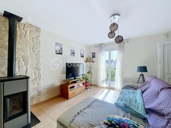 MANUEL PICOT IMMOBILIER VOUS PRÉSENTE 
L’IMMOBILIER AVEC LE CŒUR !
⸻
« Le verger qui vous nourrit. Le soleil qui vous paie.
Une maison qui donne plus qu’elle ne demande. »
⸻
Giberville (14730) — aux portes de Caen
Maison de 5 pièces / 3 chambres
Construite en 2007 — bien entretenue, toiture en parfait état
Jardin clos de 608 m² avec arbres fruitiers 
Panneaux photovoltaïques — jusqu’à 800€/an de revenus 
⸻
ON POUSSE LA PORTE.
Et tout de suite, cette lumière qui vous accueille.
La pièce de vie s’ouvre sur la terrasse, puis sur le jardin.
Pas un jardin décoratif. Un vrai jardin. Un jardin qu’on habite.
Bienvenue chez vous.
⸻
LA PIÈCE DE VIE
43 m² environ, lumineuse, ouverte sur l’extérieur.
La cuisine, aménagée et équipée, s’installe naturellement dans l’espace.
⸻
LE POÊLE À GRANULÉS
Bien placé, il chauffe toute la maison.
Autrement dit : le confort, sans la facture qui donne des sueurs froides en hiver.
⸻
LE BUREAU MALIN (8 m² environ)
Avec sa salle d’eau et sa belle douche juste à côté.
De quoi imaginer une vie de plain-pied.
Ou transformer la pièce en chambre d’appoint le temps d’un week-end, d’une naissance, d’un parent qui reste dormir.
Un lit, un canapé convertible, et le tour est joué.
Un wc indépendant complète ce niveau.
⸻
À L’ÉTAGE 
Trois belles chambres, dont une avec son coin dressing. Le genre de détail qu’on ne remarque qu’une fois qu’on l’a.
La salle de bain : baignoire, vasque, wc.
Tout est là. Rien ne manque.
⸻
LES PANNEAUX PHOTOVOLTAÏQUES. ON EN PARLE ?
Une toiture en parfait état, nettoyée il y a seulement 2 ans.
Et posée dessus : une production qui rapporte en moyenne 800€ par an.
Autrement dit : vous n’achetez pas juste une maison saine.
Vous achetez une maison qui vous paie pour y habiter.
Ça, ce n’est pas un argument marketing. C’est une réalité !  
⸻
LE SOUS-SOL COMPLET
Garage, stationnement, stockage, bricolage.
L’espace qu’on cherche toujours et qu’on ne trouve jamais… sauf ici.
⸻
LE JARDIN DE 608 m² CLOS
Cerisier, pêcher, pommier, poirier, noisetier.
De quoi faire des confitures qu’on n’achète jamais en magasin.
⸻
LES ATOUTS QUI FONT TOUTE LA DIFFÉRENCE
Secteur très recherché 
Construite en 2007 — toiture en parfait état, nettoyée il y a 2 ans
Jardin clos de 608 m² planté d’arbres fruitiers 
Panneaux photovoltaïques — jusqu’à 800€/an de revenus 
Poêle à granulés — chauffage économique de toute la maison
Pièce de vie de 43 m² avec cuisine aménagée et équipée
Bureau/chambre d’appoint de 8 m² avec salle d’eau privative
3 chambres dont une avec dressing
Sous-sol complet avec garage
Ballon d’eau chaude récent (3 ans) + fibre optique
Ouvertures électriques au rez-de-chaussée
⸻
MANUEL PICOT IMMOBILIER
L'IMMOBILIER AVEC LE COEUR !