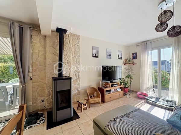 MANUEL PICOT IMMOBILIER VOUS PRÉSENTE 
L’IMMOBILIER AVEC LE CŒUR !
⸻
« Le verger qui vous nourrit. Le soleil qui vous paie.
Une maison qui donne plus qu’elle ne demande. »
⸻
Giberville (14730) — aux portes de Caen
Maison de 5 pièces / 3 chambres
Construite en 2007 — bien entretenue, toiture en parfait état
Jardin clos de 608 m² avec arbres fruitiers 
Panneaux photovoltaïques — jusqu’à 800€/an de revenus 
⸻
ON POUSSE LA PORTE.
Et tout de suite, cette lumière qui vous accueille.
La pièce de vie s’ouvre sur la terrasse, puis sur le jardin.
Pas un jardin décoratif. Un vrai jardin. Un jardin qu’on habite.
Bienvenue chez vous.
⸻
LA PIÈCE DE VIE
43 m² environ, lumineuse, ouverte sur l’extérieur.
La cuisine, aménagée et équipée, s’installe naturellement dans l’espace.
⸻
LE POÊLE À GRANULÉS
Bien placé, il chauffe toute la maison.
Autrement dit : le confort, sans la facture qui donne des sueurs froides en hiver.
⸻
LE BUREAU MALIN (8 m² environ)
Avec sa salle d’eau et sa belle douche juste à côté.
De quoi imaginer une vie de plain-pied.
Ou transformer la pièce en chambre d’appoint le temps d’un week-end, d’une naissance, d’un parent qui reste dormir.
Un lit, un canapé convertible, et le tour est joué.
Un wc indépendant complète ce niveau.
⸻
À L’ÉTAGE 
Trois belles chambres, dont une avec son coin dressing. Le genre de détail qu’on ne remarque qu’une fois qu’on l’a.
La salle de bain : baignoire, vasque, wc.
Tout est là. Rien ne manque.
⸻
LES PANNEAUX PHOTOVOLTAÏQUES. ON EN PARLE ?
Une toiture en parfait état, nettoyée il y a seulement 2 ans.
Et posée dessus : une production qui rapporte en moyenne 800€ par an.
Autrement dit : vous n’achetez pas juste une maison saine.
Vous achetez une maison qui vous paie pour y habiter.
Ça, ce n’est pas un argument marketing. C’est une réalité !  
⸻
LE SOUS-SOL COMPLET
Garage, stationnement, stockage, bricolage.
L’espace qu’on cherche toujours et qu’on ne trouve jamais… sauf ici.
⸻
LE JARDIN DE 608 m² CLOS
Cerisier, pêcher, pommier, poirier, noisetier.
De quoi faire des confitures qu’on n’achète jamais en magasin.
⸻
LES ATOUTS QUI FONT TOUTE LA DIFFÉRENCE
Secteur très recherché 
Construite en 2007 — toiture en parfait état, nettoyée il y a 2 ans
Jardin clos de 608 m² planté d’arbres fruitiers 
Panneaux photovoltaïques — jusqu’à 800€/an de revenus 
Poêle à granulés — chauffage économique de toute la maison
Pièce de vie de 43 m² avec cuisine aménagée et équipée
Bureau/chambre d’appoint de 8 m² avec salle d’eau privative
3 chambres dont une avec dressing
Sous-sol complet avec garage
Ballon d’eau chaude récent (3 ans) + fibre optique
Ouvertures électriques au rez-de-chaussée
⸻
MANUEL PICOT IMMOBILIER
L'IMMOBILIER AVEC LE COEUR !