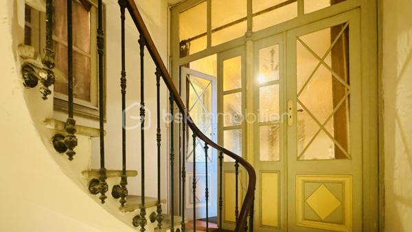Belle opportunité pour investisseurs ou pour un regroupement familial au bord de la Méditerranée à Sigean : maison bourgeoise (3F) de 421 m² utiles, disponible de 562 m² pour rénovation partielle. Surface habitable actuelle 364 m² : 17 pièces, 6 chambres, 2 salles d’eau, 3 WC. Les combles avec 4 ateliers, d'une superficie totale de 133 m², peuvent être aménagés en espace de vie ajoutant 85 m² habitables. La maison dispose d’un garage et d’une cour arborée à l’arrière donnant sur une autre rue.

Le RDC de 139 m² est exploité en commerce et se compose de 5 pièces, avec deux espaces de vente lumineux et vastes, un grand bureau, une cuisine spacieuse, un vaste dégagement et un WC séparé. Cette partie de la maison peut être utilisée pour des usages résidentiels ou diverses activités commerciales, même la restauration. Tout est fonctionnel et utilisable, y compris une grande chambre froide dans le garage.

Les 1er et 2ème étages abritent chacun un appartement identique de 116 m² habitables, composé d’une entrée et 2 couloirs, 3 chambres, un dressing, une cuisine, un séjour et une salle d’eau avec WC. L'appartement du 1er étage a été entièrement rénové et il est climatisé. L’appartement au 2ème étage est habitable mais demande une rénovation importante.

Le prix proposé inclut la maison, le fonds de commerce et les honoraires d'agence. Si cette offre vous intéresse, nous pouvons discuter séparément de l'acquisition des murs et du fonds de commerce. 

N'hésitez pas à me contacter pour plus d'informations et pour organiser une visite privée.
