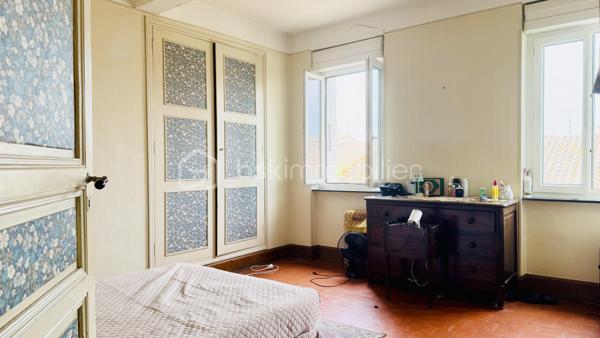 Belle opportunité pour investisseurs ou pour un regroupement familial au bord de la Méditerranée à Sigean : maison bourgeoise (3F) de 421 m² utiles, disponible de 562 m² pour rénovation partielle. Surface habitable actuelle 364 m² : 17 pièces, 6 chambres, 2 salles d’eau, 3 WC. Les combles avec 4 ateliers, d'une superficie totale de 133 m², peuvent être aménagés en espace de vie ajoutant 85 m² habitables. La maison dispose d’un garage et d’une cour arborée à l’arrière donnant sur une autre rue.

Le RDC de 139 m² est exploité en commerce et se compose de 5 pièces, avec deux espaces de vente lumineux et vastes, un grand bureau, une cuisine spacieuse, un vaste dégagement et un WC séparé. Cette partie de la maison peut être utilisée pour des usages résidentiels ou diverses activités commerciales, même la restauration. Tout est fonctionnel et utilisable, y compris une grande chambre froide dans le garage.

Les 1er et 2ème étages abritent chacun un appartement identique de 116 m² habitables, composé d’une entrée et 2 couloirs, 3 chambres, un dressing, une cuisine, un séjour et une salle d’eau avec WC. L'appartement du 1er étage a été entièrement rénové et il est climatisé. L’appartement au 2ème étage est habitable mais demande une rénovation importante.

Le prix proposé inclut la maison, le fonds de commerce et les honoraires d'agence. Si cette offre vous intéresse, nous pouvons discuter séparément de l'acquisition des murs et du fonds de commerce. 

N'hésitez pas à me contacter pour plus d'informations et pour organiser une visite privée.