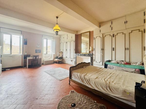 Belle opportunité pour investisseurs ou pour un regroupement familial au bord de la Méditerranée à Sigean : maison bourgeoise (3F) de 421 m² utiles, disponible de 562 m² pour rénovation partielle. Surface habitable actuelle 364 m² : 17 pièces, 6 chambres, 2 salles d’eau, 3 WC. Les combles avec 4 ateliers, d'une superficie totale de 133 m², peuvent être aménagés en espace de vie ajoutant 85 m² habitables. La maison dispose d’un garage et d’une cour arborée à l’arrière donnant sur une autre rue.

Le RDC de 139 m² est exploité en commerce et se compose de 5 pièces, avec deux espaces de vente lumineux et vastes, un grand bureau, une cuisine spacieuse, un vaste dégagement et un WC séparé. Cette partie de la maison peut être utilisée pour des usages résidentiels ou diverses activités commerciales, même la restauration. Tout est fonctionnel et utilisable, y compris une grande chambre froide dans le garage.

Les 1er et 2ème étages abritent chacun un appartement identique de 116 m² habitables, composé d’une entrée et 2 couloirs, 3 chambres, un dressing, une cuisine, un séjour et une salle d’eau avec WC. L'appartement du 1er étage a été entièrement rénové et il est climatisé. L’appartement au 2ème étage est habitable mais demande une rénovation importante.

Le prix proposé inclut la maison, le fonds de commerce et les honoraires d'agence. Si cette offre vous intéresse, nous pouvons discuter séparément de l'acquisition des murs et du fonds de commerce. 

N'hésitez pas à me contacter pour plus d'informations et pour organiser une visite privée.
