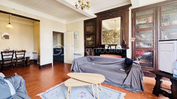 Belle opportunité pour investisseurs ou pour un regroupement familial au bord de la Méditerranée à Sigean : maison bourgeoise (3F) de 421 m² utiles, disponible de 562 m² pour rénovation partielle. Surface habitable actuelle 364 m² : 17 pièces, 6 chambres, 2 salles d’eau, 3 WC. Les combles avec 4 ateliers, d'une superficie totale de 133 m², peuvent être aménagés en espace de vie ajoutant 85 m² habitables. La maison dispose d’un garage et d’une cour arborée à l’arrière donnant sur une autre rue.

Le RDC de 139 m² est exploité en commerce et se compose de 5 pièces, avec deux espaces de vente lumineux et vastes, un grand bureau, une cuisine spacieuse, un vaste dégagement et un WC séparé. Cette partie de la maison peut être utilisée pour des usages résidentiels ou diverses activités commerciales, même la restauration. Tout est fonctionnel et utilisable, y compris une grande chambre froide dans le garage.

Les 1er et 2ème étages abritent chacun un appartement identique de 116 m² habitables, composé d’une entrée et 2 couloirs, 3 chambres, un dressing, une cuisine, un séjour et une salle d’eau avec WC. L'appartement du 1er étage a été entièrement rénové et il est climatisé. L’appartement au 2ème étage est habitable mais demande une rénovation importante.

Le prix proposé inclut la maison, le fonds de commerce et les honoraires d'agence. Si cette offre vous intéresse, nous pouvons discuter séparément de l'acquisition des murs et du fonds de commerce. 

N'hésitez pas à me contacter pour plus d'informations et pour organiser une visite privée.