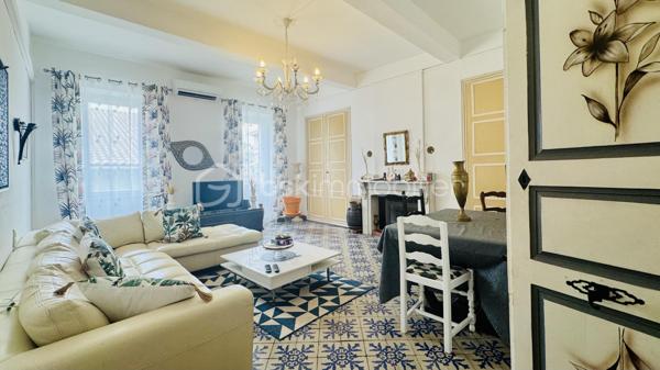Belle opportunité pour investisseurs ou pour un regroupement familial au bord de la Méditerranée à Sigean : maison bourgeoise (3F) de 421 m² utiles, disponible de 562 m² pour rénovation partielle. Surface habitable actuelle 364 m² : 17 pièces, 6 chambres, 2 salles d’eau, 3 WC. Les combles avec 4 ateliers, d'une superficie totale de 133 m², peuvent être aménagés en espace de vie ajoutant 85 m² habitables. La maison dispose d’un garage et d’une cour arborée à l’arrière donnant sur une autre rue.

Le RDC de 139 m² est exploité en commerce et se compose de 5 pièces, avec deux espaces de vente lumineux et vastes, un grand bureau, une cuisine spacieuse, un vaste dégagement et un WC séparé. Cette partie de la maison peut être utilisée pour des usages résidentiels ou diverses activités commerciales, même la restauration. Tout est fonctionnel et utilisable, y compris une grande chambre froide dans le garage.

Les 1er et 2ème étages abritent chacun un appartement identique de 116 m² habitables, composé d’une entrée et 2 couloirs, 3 chambres, un dressing, une cuisine, un séjour et une salle d’eau avec WC. L'appartement du 1er étage a été entièrement rénové et il est climatisé. L’appartement au 2ème étage est habitable mais demande une rénovation importante.

Le prix proposé inclut la maison, le fonds de commerce et les honoraires d'agence. Si cette offre vous intéresse, nous pouvons discuter séparément de l'acquisition des murs et du fonds de commerce. 

N'hésitez pas à me contacter pour plus d'informations et pour organiser une visite privée.