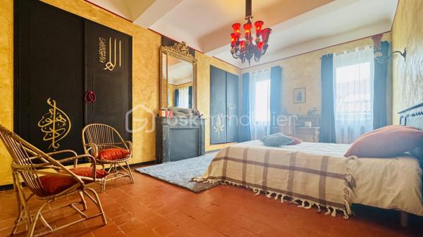 Belle opportunité pour investisseurs ou pour un regroupement familial au bord de la Méditerranée à Sigean : maison bourgeoise (3F) de 421 m² utiles, disponible de 562 m² pour rénovation partielle. Surface habitable actuelle 364 m² : 17 pièces, 6 chambres, 2 salles d’eau, 3 WC. Les combles avec 4 ateliers, d'une superficie totale de 133 m², peuvent être aménagés en espace de vie ajoutant 85 m² habitables. La maison dispose d’un garage et d’une cour arborée à l’arrière donnant sur une autre rue.

Le RDC de 139 m² est exploité en commerce et se compose de 5 pièces, avec deux espaces de vente lumineux et vastes, un grand bureau, une cuisine spacieuse, un vaste dégagement et un WC séparé. Cette partie de la maison peut être utilisée pour des usages résidentiels ou diverses activités commerciales, même la restauration. Tout est fonctionnel et utilisable, y compris une grande chambre froide dans le garage.

Les 1er et 2ème étages abritent chacun un appartement identique de 116 m² habitables, composé d’une entrée et 2 couloirs, 3 chambres, un dressing, une cuisine, un séjour et une salle d’eau avec WC. L'appartement du 1er étage a été entièrement rénové et il est climatisé. L’appartement au 2ème étage est habitable mais demande une rénovation importante.

Le prix proposé inclut la maison, le fonds de commerce et les honoraires d'agence. Si cette offre vous intéresse, nous pouvons discuter séparément de l'acquisition des murs et du fonds de commerce. 

N'hésitez pas à me contacter pour plus d'informations et pour organiser une visite privée.