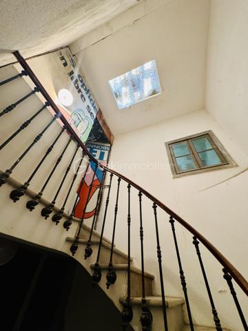 Belle opportunité pour investisseurs ou pour un regroupement familial au bord de la Méditerranée à Sigean : maison bourgeoise (3F) de 421 m² utiles, disponible de 562 m² pour rénovation partielle. Surface habitable actuelle 364 m² : 17 pièces, 6 chambres, 2 salles d’eau, 3 WC. Les combles avec 4 ateliers, d'une superficie totale de 133 m², peuvent être aménagés en espace de vie ajoutant 85 m² habitables. La maison dispose d’un garage et d’une cour arborée à l’arrière donnant sur une autre rue.

Le RDC de 139 m² est exploité en commerce et se compose de 5 pièces, avec deux espaces de vente lumineux et vastes, un grand bureau, une cuisine spacieuse, un vaste dégagement et un WC séparé. Cette partie de la maison peut être utilisée pour des usages résidentiels ou diverses activités commerciales, même la restauration. Tout est fonctionnel et utilisable, y compris une grande chambre froide dans le garage.

Les 1er et 2ème étages abritent chacun un appartement identique de 116 m² habitables, composé d’une entrée et 2 couloirs, 3 chambres, un dressing, une cuisine, un séjour et une salle d’eau avec WC. L'appartement du 1er étage a été entièrement rénové et il est climatisé. L’appartement au 2ème étage est habitable mais demande une rénovation importante.

Le prix proposé inclut la maison, le fonds de commerce et les honoraires d'agence. Si cette offre vous intéresse, nous pouvons discuter séparément de l'acquisition des murs et du fonds de commerce. 

N'hésitez pas à me contacter pour plus d'informations et pour organiser une visite privée.