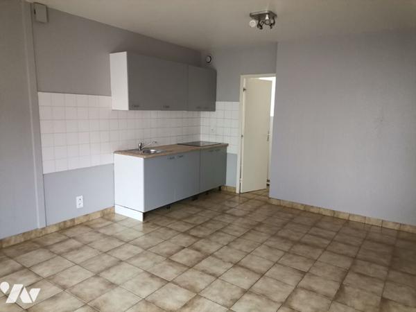 BEDEE - Centre-ville, appartement type studio de 22 m² avec cour