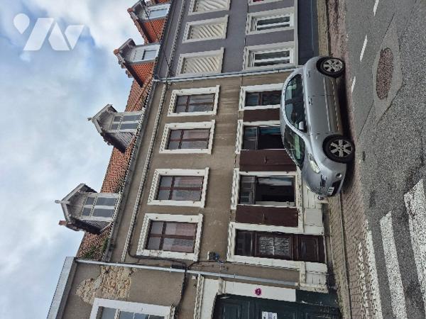 Une maison mitoyenne 4 ch. en centre ville, rénovation complète à prévoir, beau potentiel.