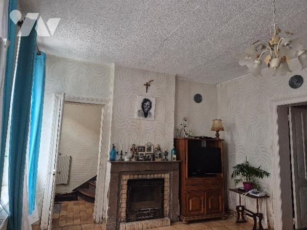 Une maison mitoyenne 4 ch. en centre ville, rénovation complète à prévoir, beau potentiel.