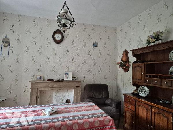 Une maison mitoyenne 4 ch. en centre ville, rénovation complète à prévoir, beau potentiel.