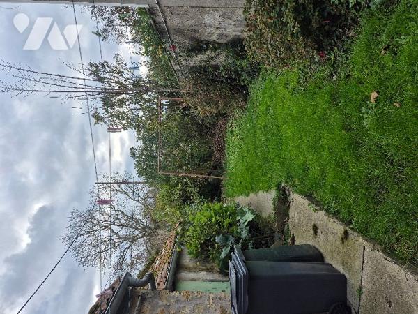 Une maison mitoyenne 4 ch. en centre ville, rénovation complète à prévoir, beau potentiel.