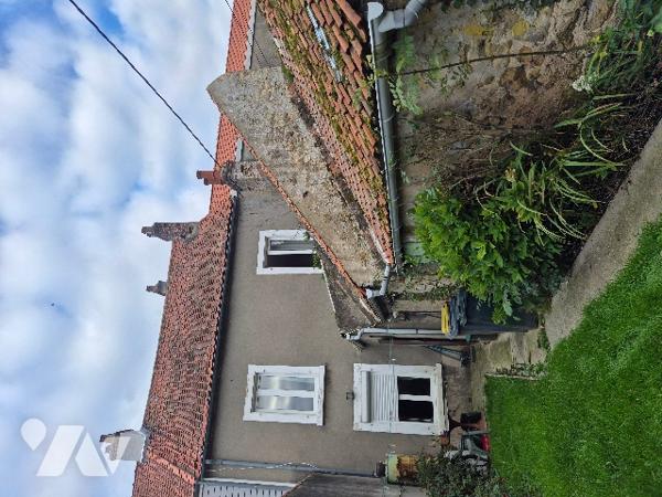 Une maison mitoyenne 4 ch. en centre ville, rénovation complète à prévoir, beau potentiel.