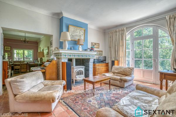 BERGERAC EST, grande maison en pierres sans aucun vis à vis, vue dégagée panoramique sur la campagne, 5 chambres, beaux volumes, piscine, triple garage, atelier, 7000 m2