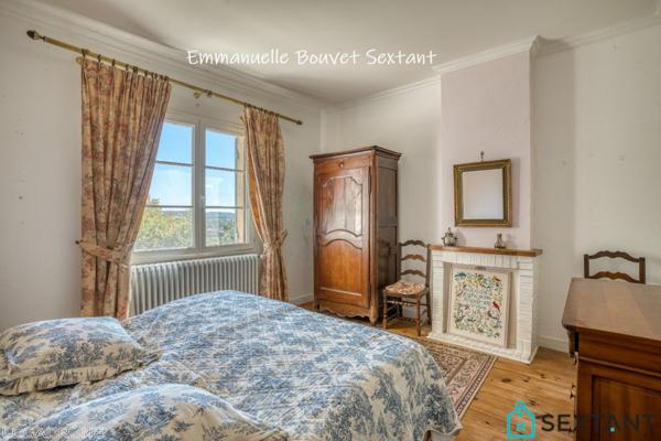 BERGERAC EST, grande maison en pierres sans aucun vis à vis, vue dégagée panoramique sur la campagne, 5 chambres, beaux volumes, piscine, triple garage, atelier, 7000 m2