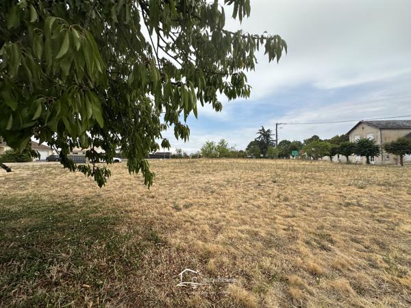 Terrain constructible de 920 m² à seulement 9 minutes de Lusignan Cloué (86600)