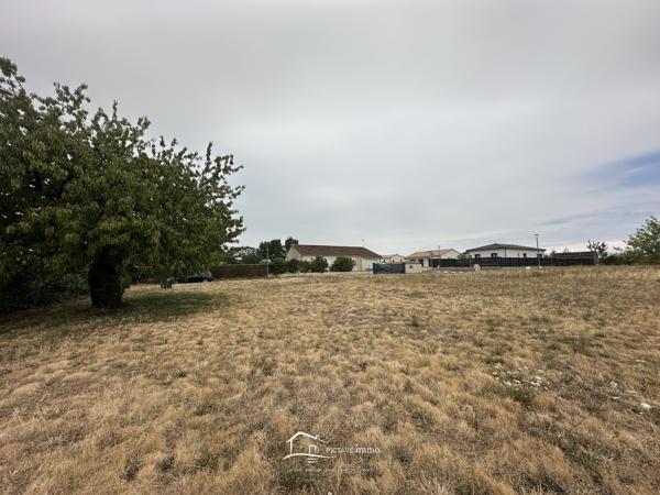 Terrain constructible de 920 m² à seulement 9 minutes de Lusignan Cloué (86600)