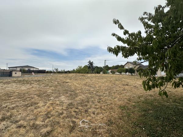 Terrain constructible de 920 m² à seulement 9 minutes de Lusignan Cloué (86600)