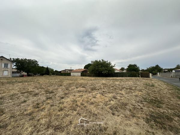 Terrain constructible de 920 m² à seulement 9 minutes de Lusignan Cloué (86600)