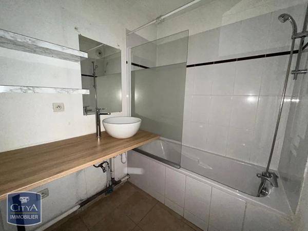 Appartement à louer 2 pièces 46.82m² Milhaud (30540)