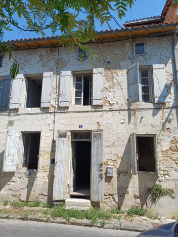 Maison de ville, commerces, école à pied.