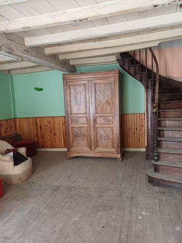 Maison de ville, commerces, école à pied.
