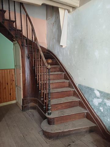 Maison de ville, commerces, école à pied.