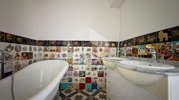 Maison de caractère aux multiples possibilités au coeur du village