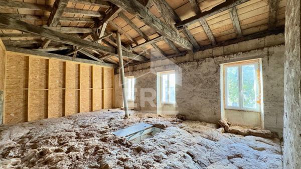 Maison de caractère aux multiples possibilités au coeur du village