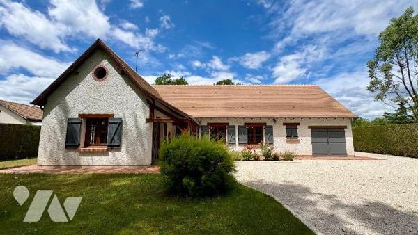 Derrière son portail et au bout d'une charmante allée privée, cette propriété se cache à LA FER...