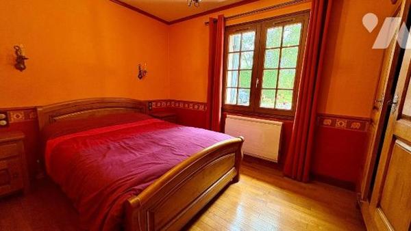 Derrière son portail et au bout d'une charmante allée privée, cette propriété se cache à LA FER...