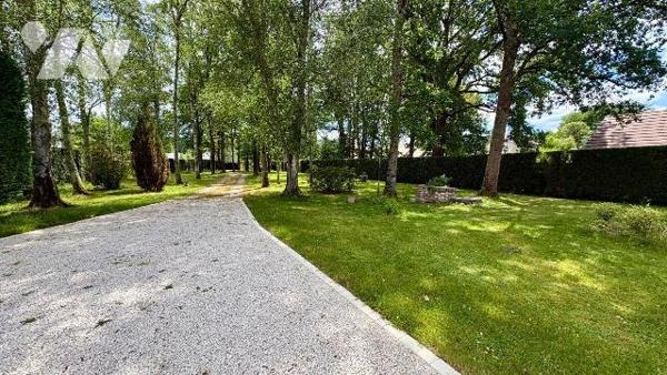 Derrière son portail et au bout d'une charmante allée privée, cette propriété se cache à LA FER...